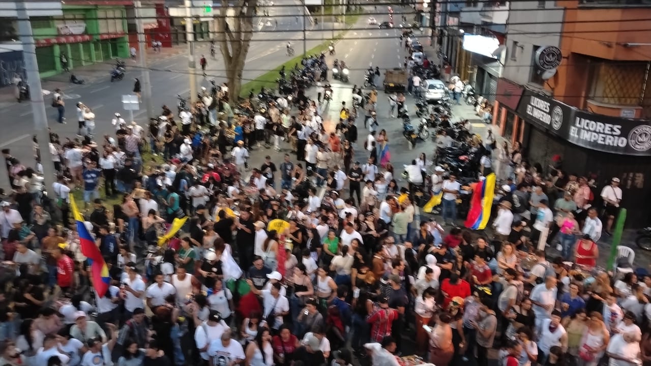 Luego de las votaciones cientos de personas se reunen en la Calle 5, centro de Cali.