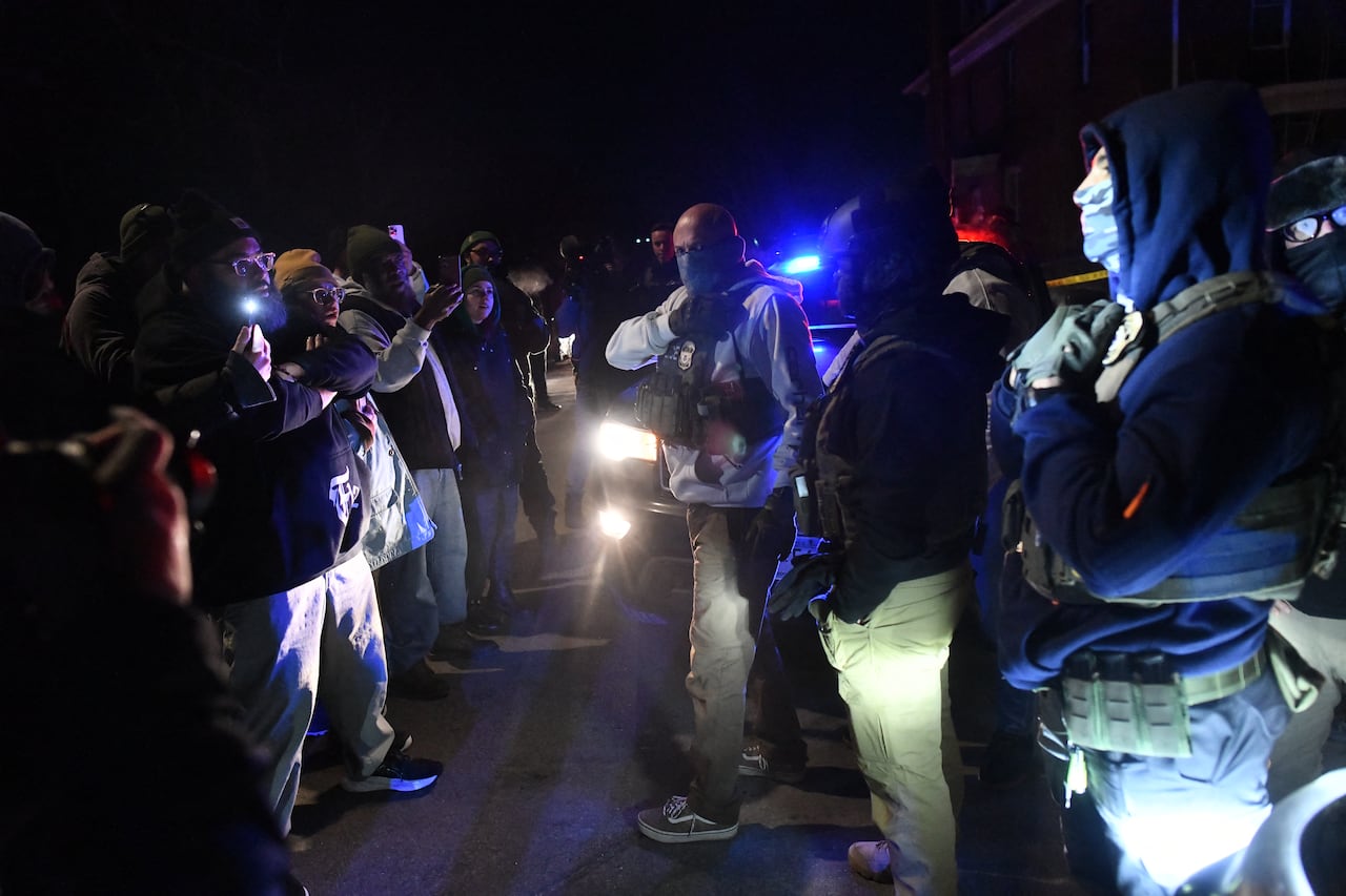 Agentes enmascarados del ICE y manifestantes se enfrentan durante las protestas.