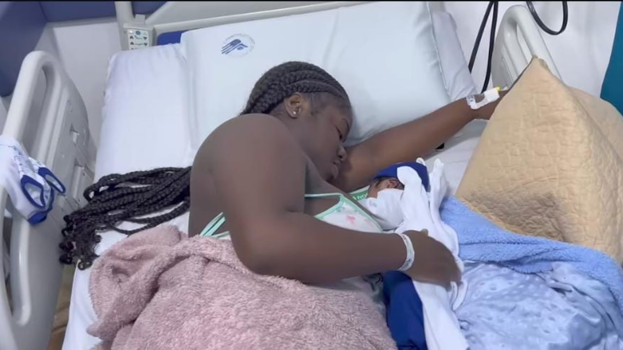 En medio de la evacuación por el terremoto, una mujer dio a luz en el parqueadero del Hospital Carlos Holmes Trujillo