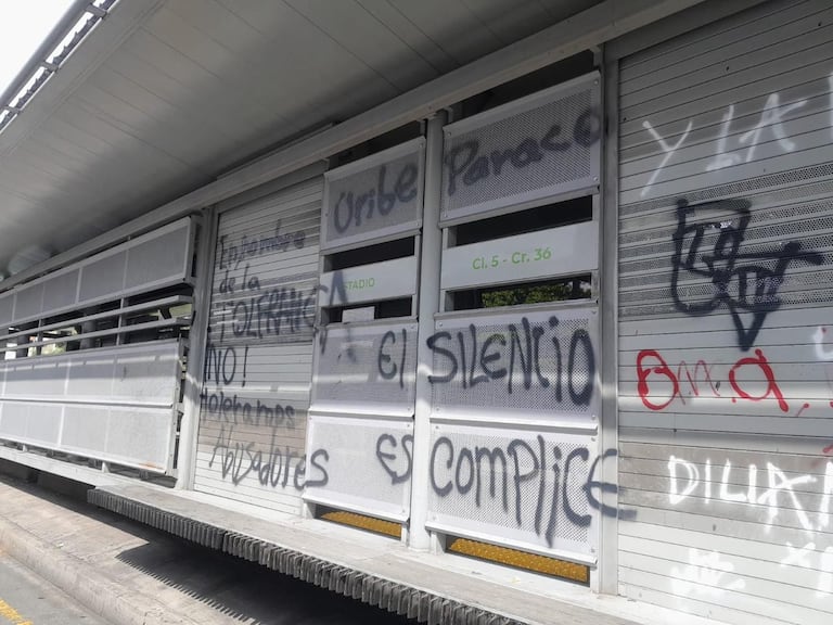 La estación del sur de Cali fue vandalizada en una protesta.