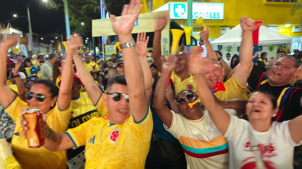 La comunidad del Barrio Obrero acompañó a la Selección Colombia durante el partido y celebró el paso a la siguiente ronda del campeonato.