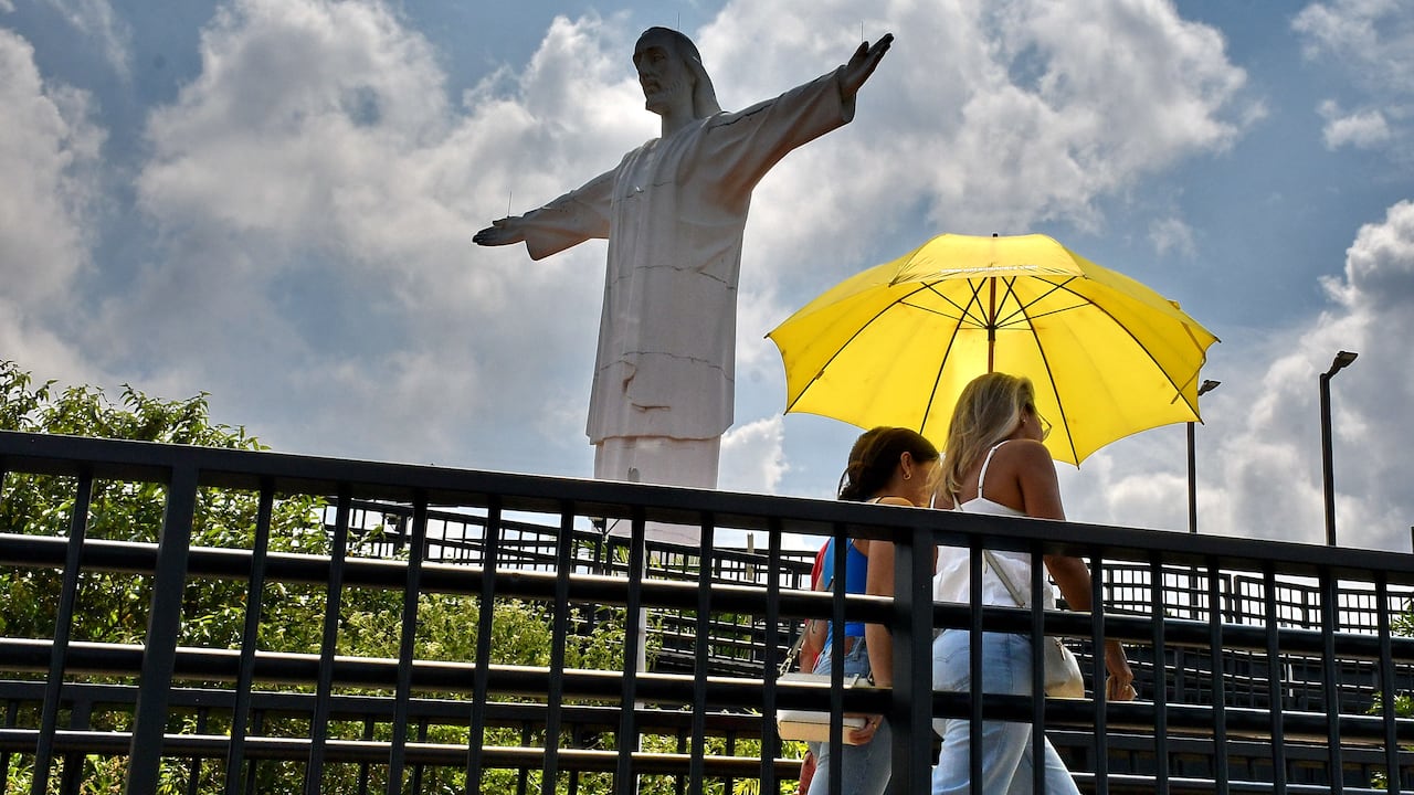 Por medio de un recorrido guiado, 30 personas, entre locales y extranjeras, se convirtieron en las primeras en visitar el Ecoparque Cristo Rey, toda vez que la Alcaldía de Cali habilitara el ingreso, de manera gratuita y con inscripción previa.
La visita inició a las 12:00 del medio día y duró un poco más de 45 minutos. Para poder acceder, los visitantes realizaron de manera anticipada un registro obligatorio, que fue lo que les permitió recorrer las renovadas instalaciones del lugar. FOTOS RAÚL PALACIOS / EL PAÍS.