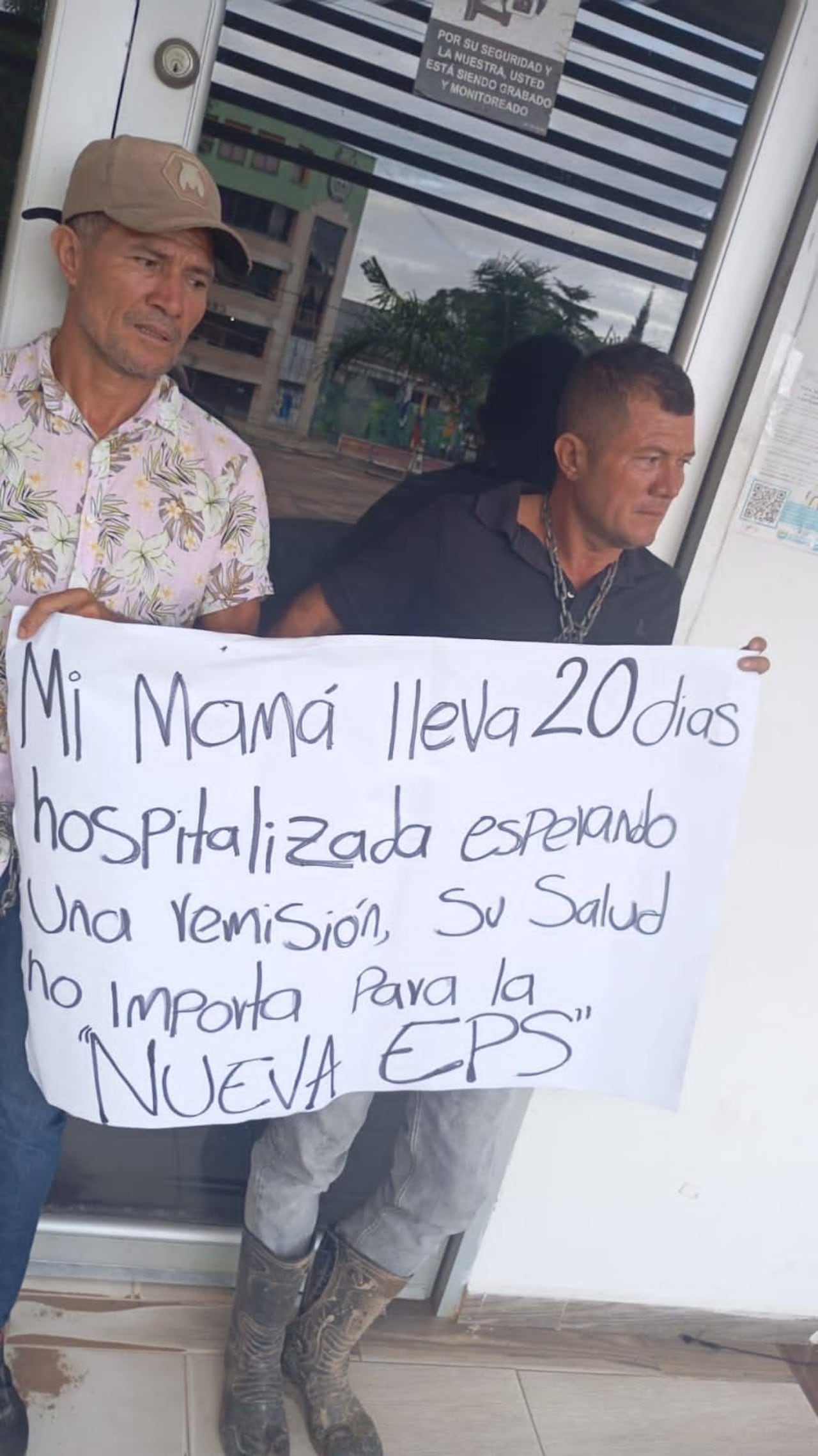 La paciente completa más de 20 días hospitalizada mientras sus allegados denuncian demoras en la autorización del traslado a un centro de mayor complejidad.