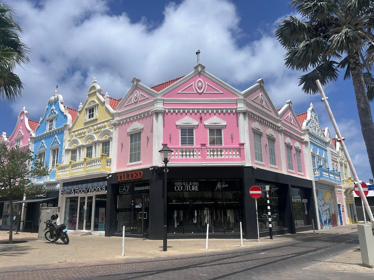 Oranjestad combina arquitectura colonial neerlandesa con el tranvía y variedad de centros comerciales.