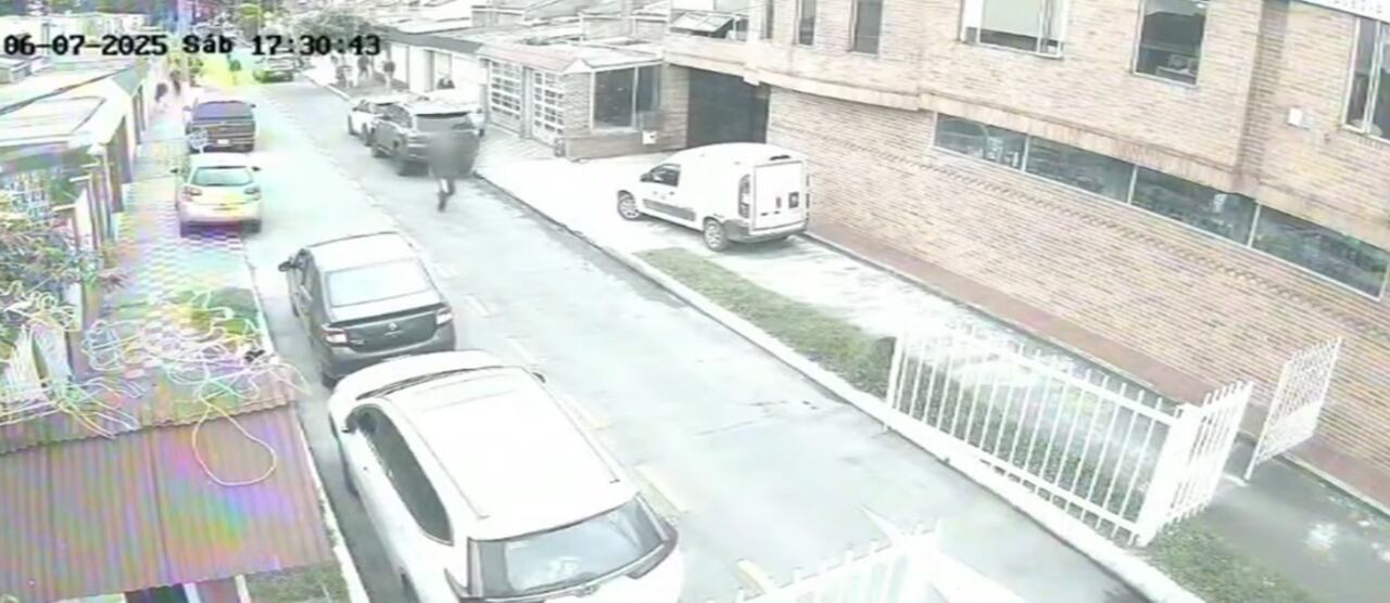 El sicario que disparó contra el senador y precandidato presidencial Miguel Uribe intentando escapar a pie, en Bogotá