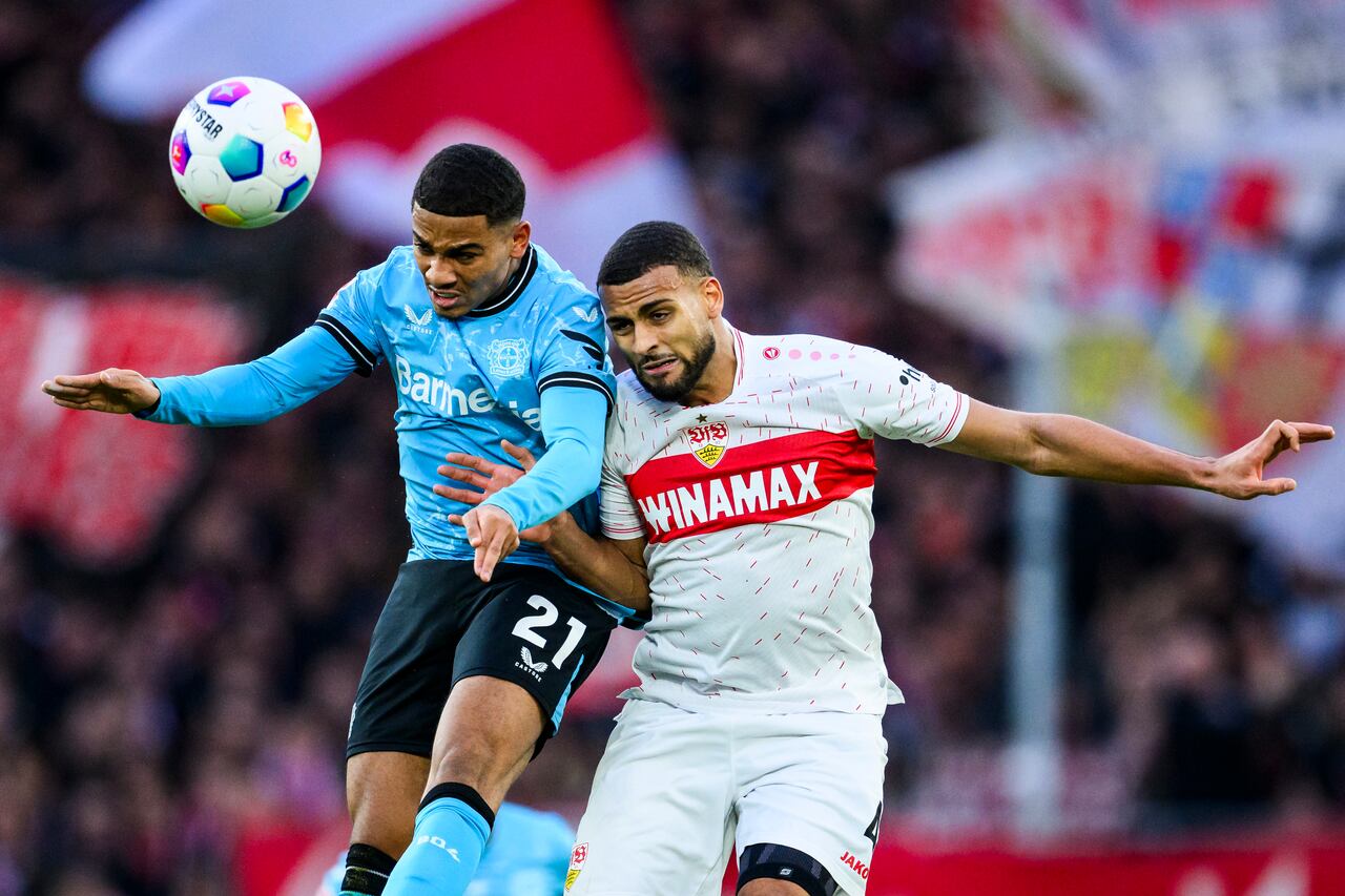 Amine Adli del Leverkusen, izquierda, en acción contra Josha Vagnoman del Stuttgart durante el partido de fútbol de la Bundesliga entre Bayer Leverkusen y VfB Stuttgart en el estadio MHP Arena de Stuttgart, Alemania, el domingo 10 de diciembre de 2023. (Tom Weller/dpa vía AP)