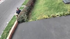 Personas huyendo tras escuchar los disparos.