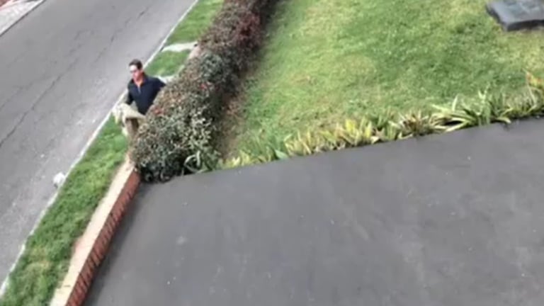 Personas huyendo tras escuchar los disparos.