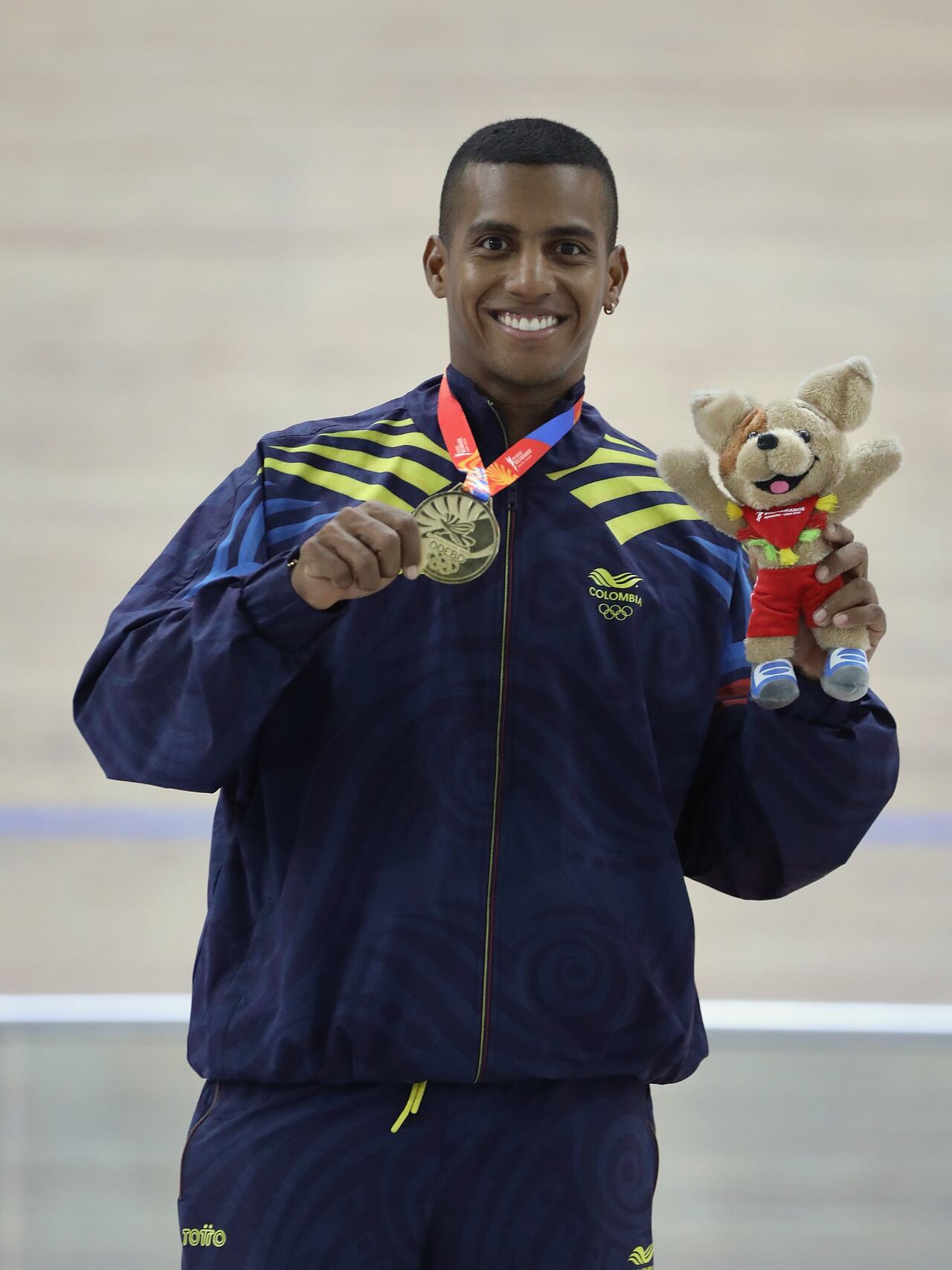 El vallecaucano Kevin Quintero con su medalla de oro en el ciclismo de pista.
