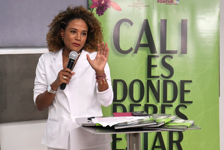 Presentación de los resultados de la misión ecoturística y empresarial a Osaka, Japón, y Singapur por parte del a secretaria de Desarrollo económico de Cali Mabel Lara, el director de la Colombia Bird Fair Carlos Mario Wagner y de la secretaria de Desarrollo Económico de Cali María Fernanda Campuzano.