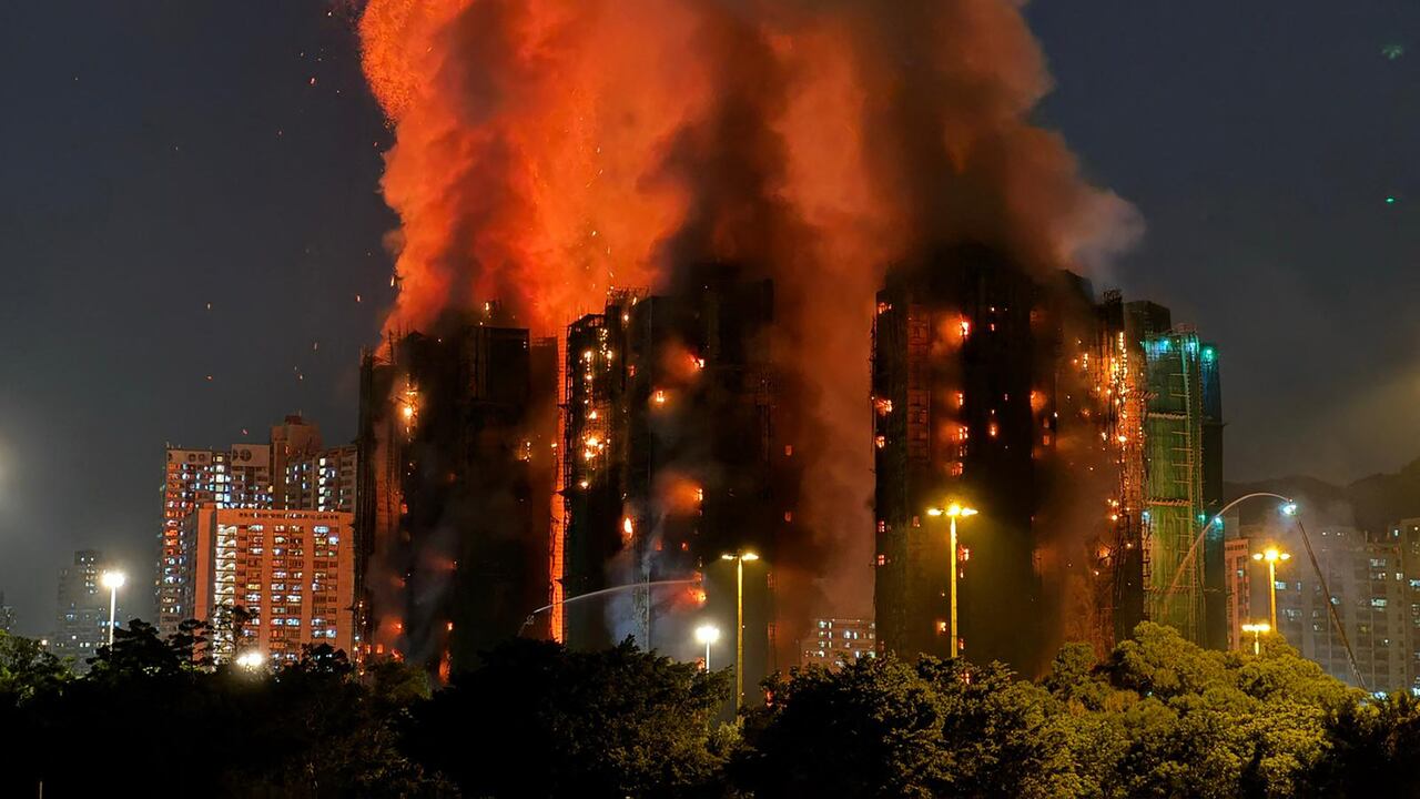 Una densa humareda y llamas se elevan mientras un gran incendio envuelve varios bloques de apartamentos en la urbanización Wang Fuk Court, en el distrito Tai Po de Hong Kong.