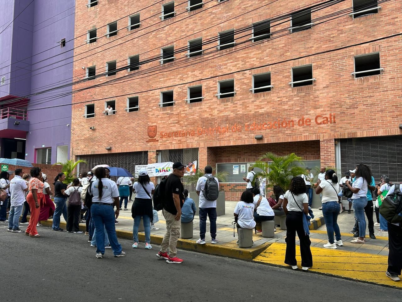 Plantón pacífico en las instalaciones de la Secretaría de Educación de Cali, miércoles 14 de enero de 2026.