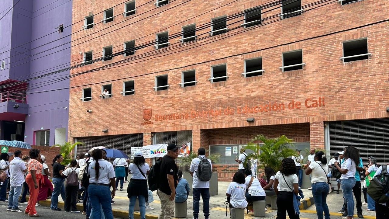 Plantón pacífico en las instalaciones de la Secretaría de Educación de Cali, miércoles 14 de enero de 2026.