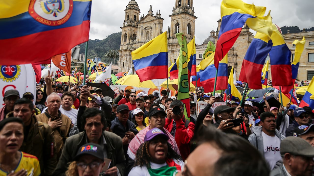 Bogotá. Mayo 01 de 2026.Iván Cepeda Castro ofrece un discurso ante manifestantes reunidos en la Plaza de Bolívar de Bogotá, en el marco de las movilizaciones y marchas por la conmemoración del Día Internacional del Trabajo.(Colprensa - Catalina Olaya).