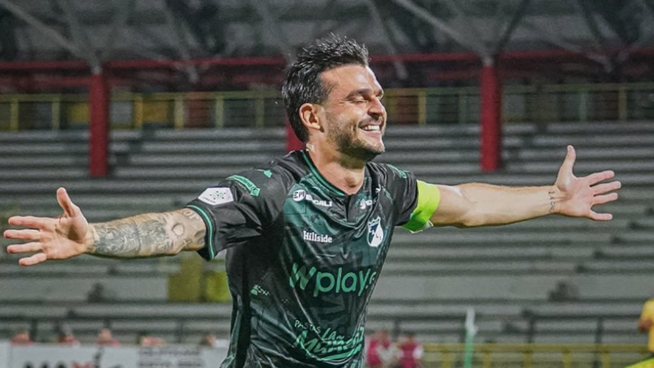 Nicolás Benedetti celebra tras marcar el segundo gol del Deportivo Cali contra Llaneros, en Villavicencio.