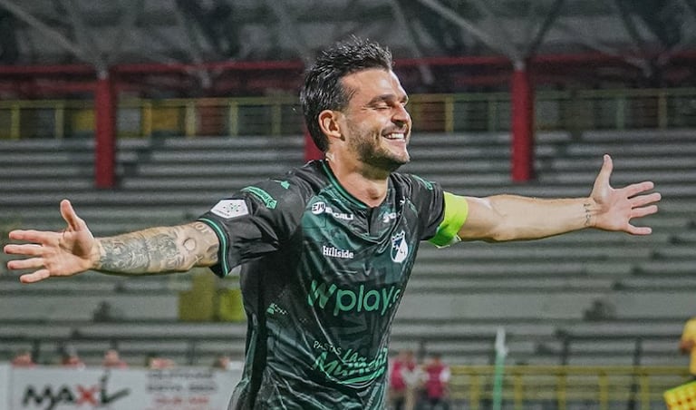 Nicolás Benedetti celebra tras marcar el segundo gol del Deportivo Cali contra Llaneros, en Villavicencio.