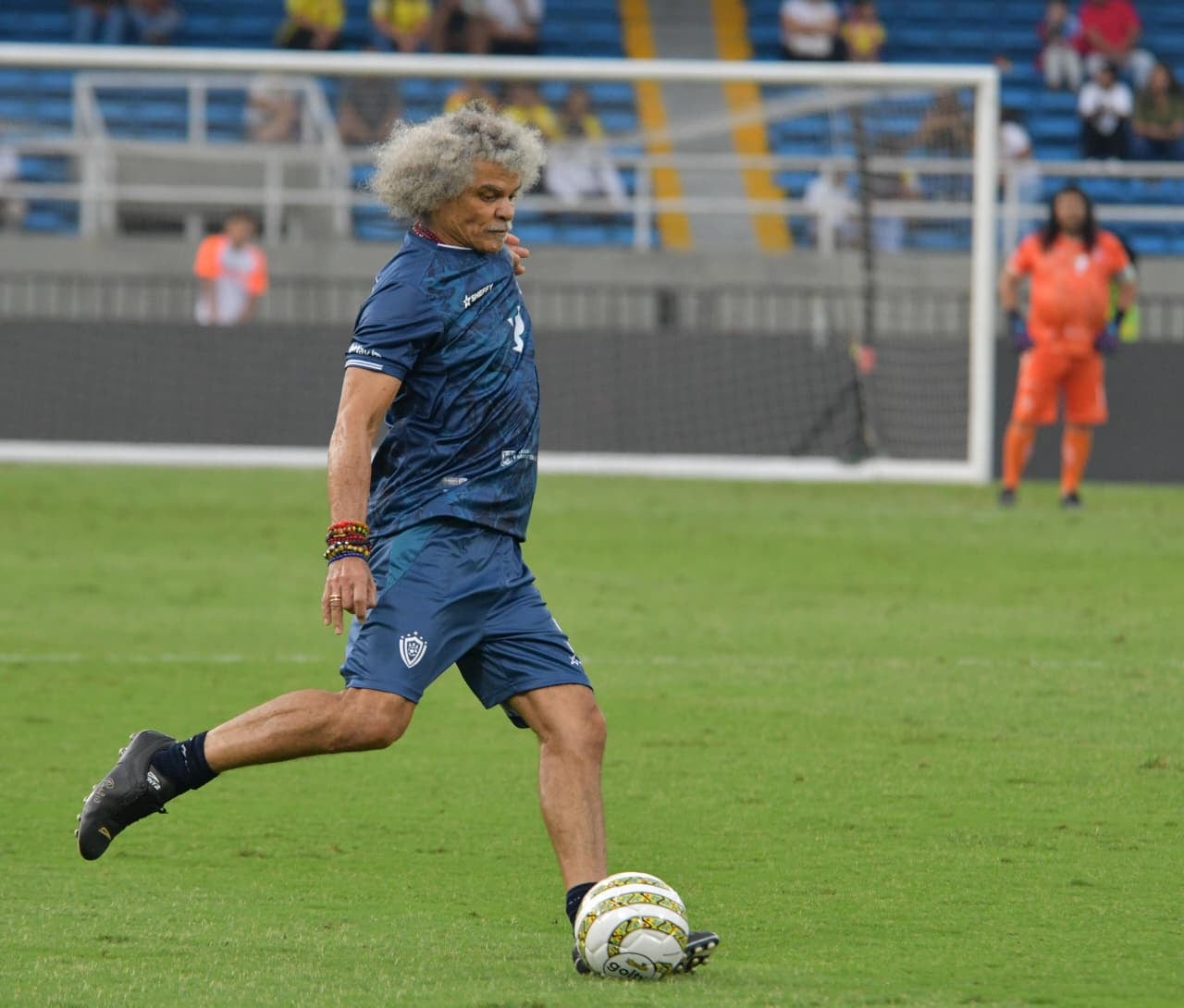 A pesar de estar retirado del fútbol profesional por tantos años, su presentación ha sido sobresaliente, marcando uno de los goles del partido.
