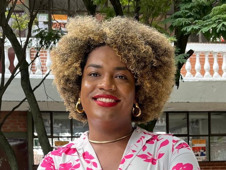 Bicky Bohórquez, lideresa social y activista trans afrodescendiente, comprometida con la defensa de los derechos humanos y la preservación de las tradiciones culturales del Pacífico colombiano.