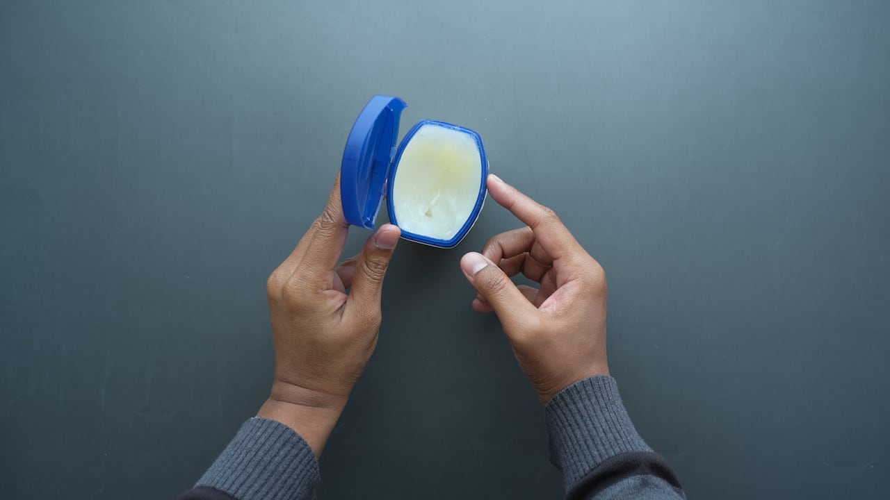 Así puede usar la vaselina para combatir las arrugas.