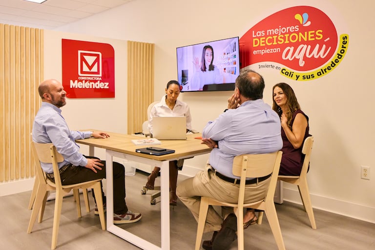 Instalaciones del nuevo hub de atención inmobiliaria en Doral, Florida, equipado con puestos de atención y la presencia de Amarilo, Kastor y Constructora Meléndez.
