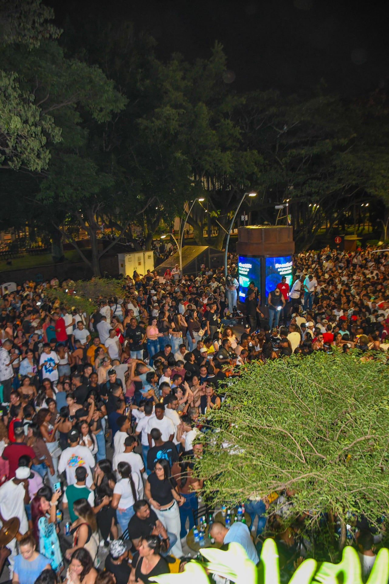 Esta festividad semanalmente convoca tanto a habitantes como a turistas, consolidándose como un atractivo turístico que dinamiza el centro de la ciudad y fortalece su vida cultural y nocturna.
