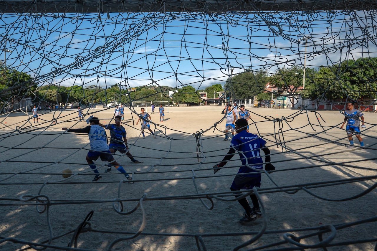 Jugadores del Versalles Football Club participan en una sesión de entrenamiento en Santa Marta, departamento de Magdalena, Colombia, el 15 de abril de 2026. En las canchas de arena caribeñas que vieron nacer a varios de los grandes goleadores del fútbol colombiano, Luis Javier Suárez destacó desde muy joven por su potencia física antes de convertirse en el referente de su selección nacional en el área de penalti de cara al Mundial de 2026. (Foto de Luis ACOSTA / AFP)