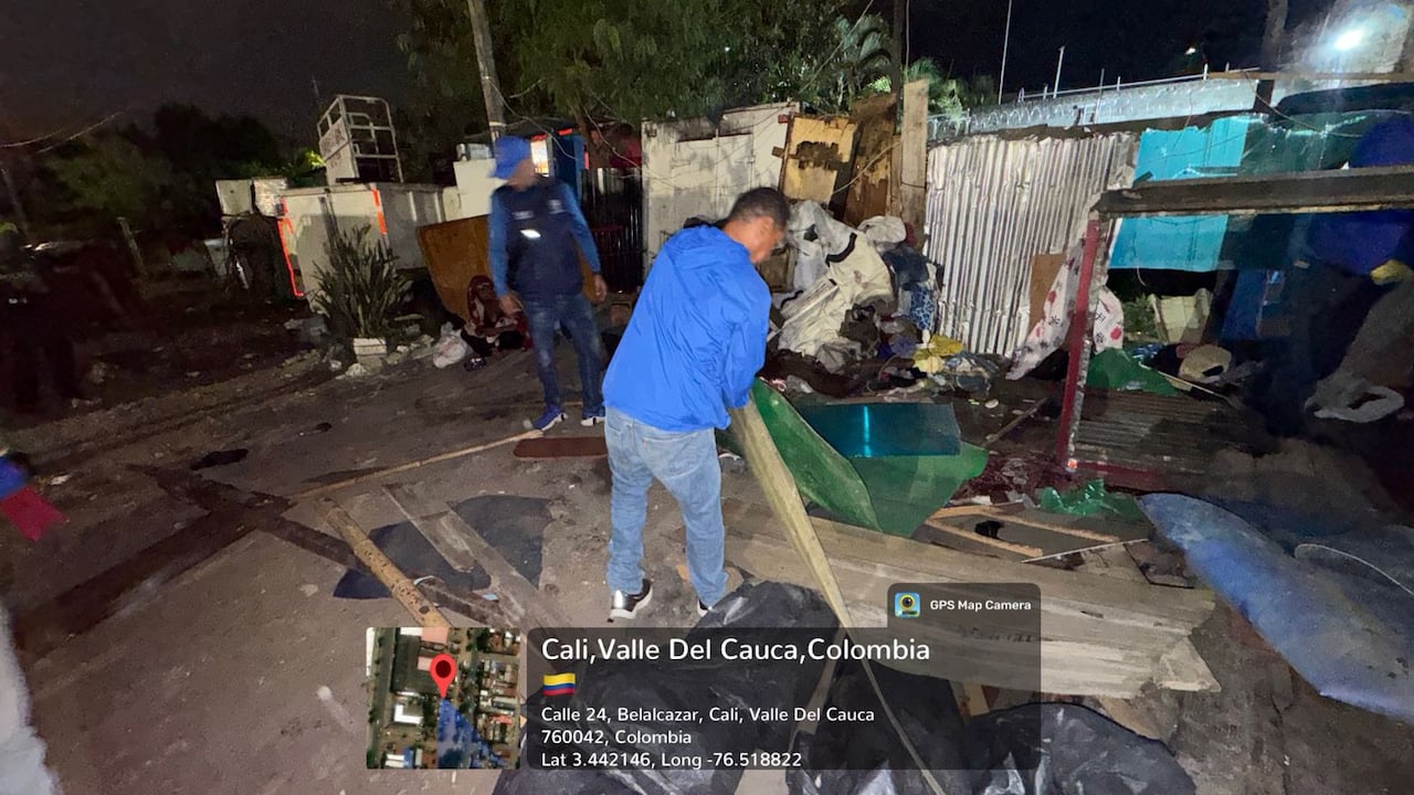 Estos vehículos abandonados, sin aparente dueño, llevaban años en este punto.