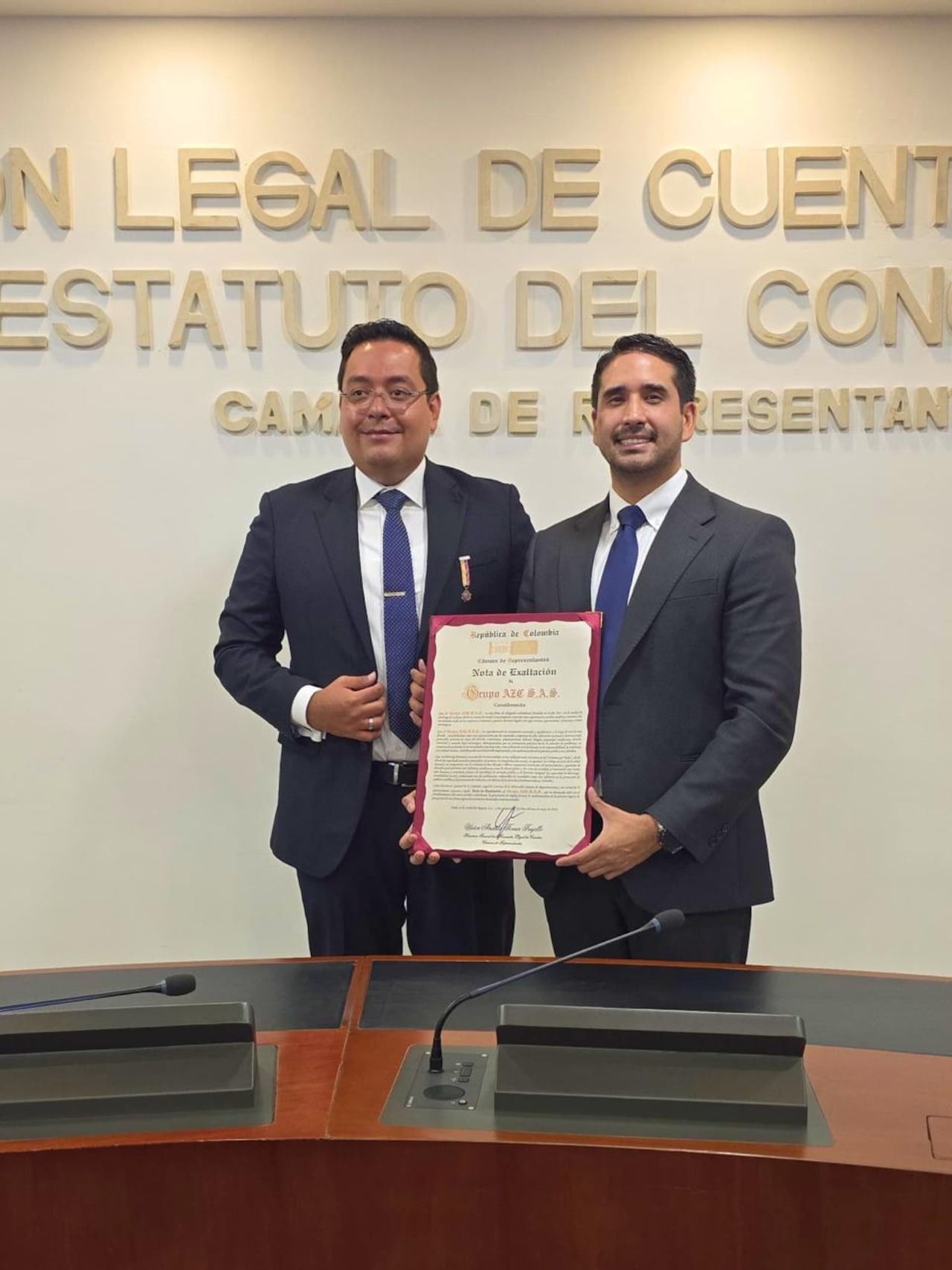Los fundadores de AZC Legal recibieron la condecoración del Congreso.