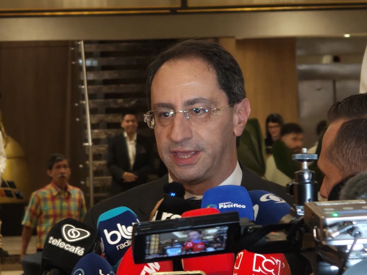 El vicepresidente José Manuel Restrepo sale del Hotel Intercontinental, donde se encontraba reunido con Propacífico y el sector empresarial de la región.
