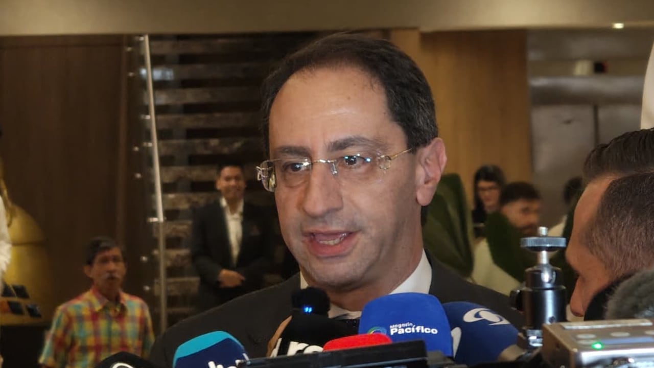 El vicepresidente José Manuel Restrepo sale del Hotel Intercontinental, donde se encontraba reunido con Propacífico y el sector empresarial de la región.