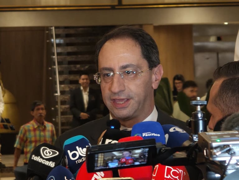 El vicepresidente José Manuel Restrepo sale del Hotel Intercontinental, donde se encontraba reunido con Propacífico y el sector empresarial de la región.