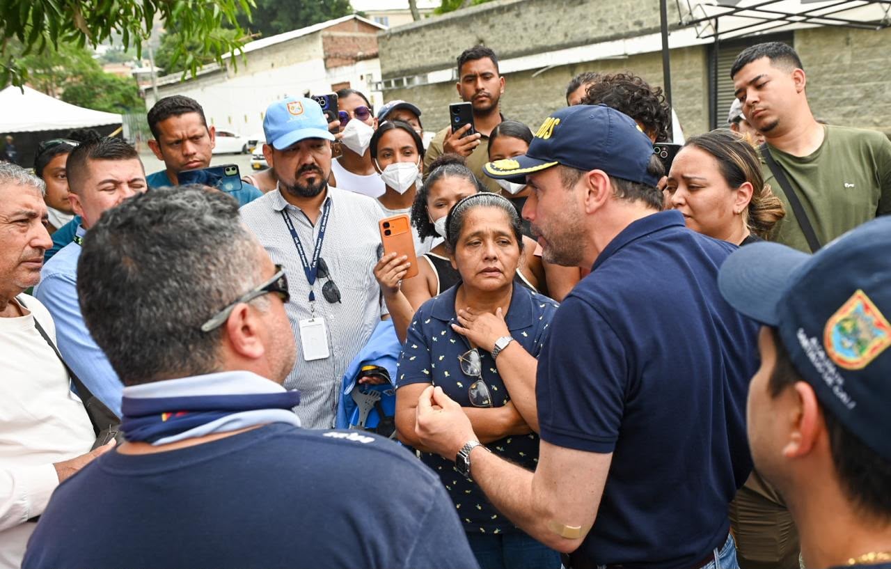 Alcalde Eder visita el HUV y acompaña a familias que esperan noticias sobre sus seres queridos