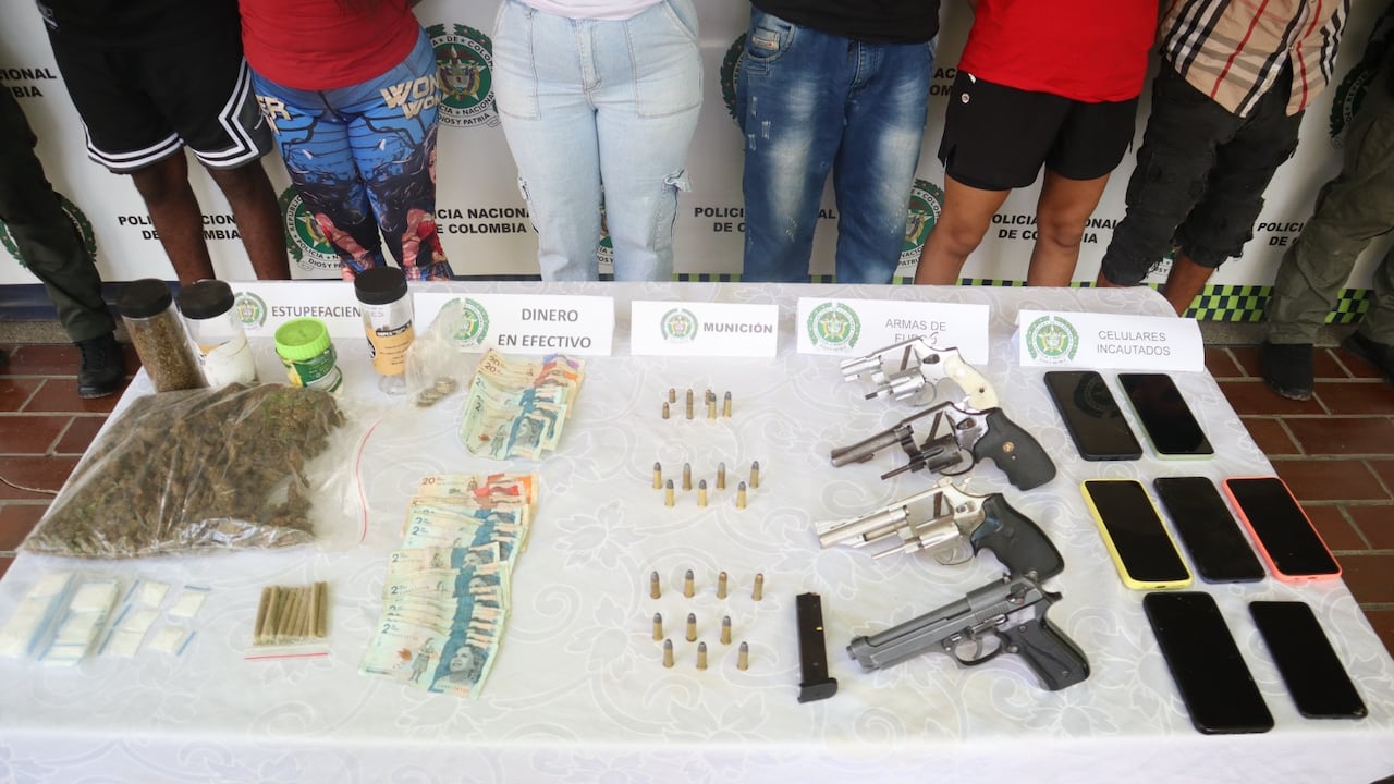Las cuatro armas de fuego, municiones, dinero en efectivo y estupefacientes incautados por las autoridades durante los operativos en la Comuna 16.