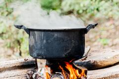 Muchas personas todavía se ven obligadas a cocinar con leña.