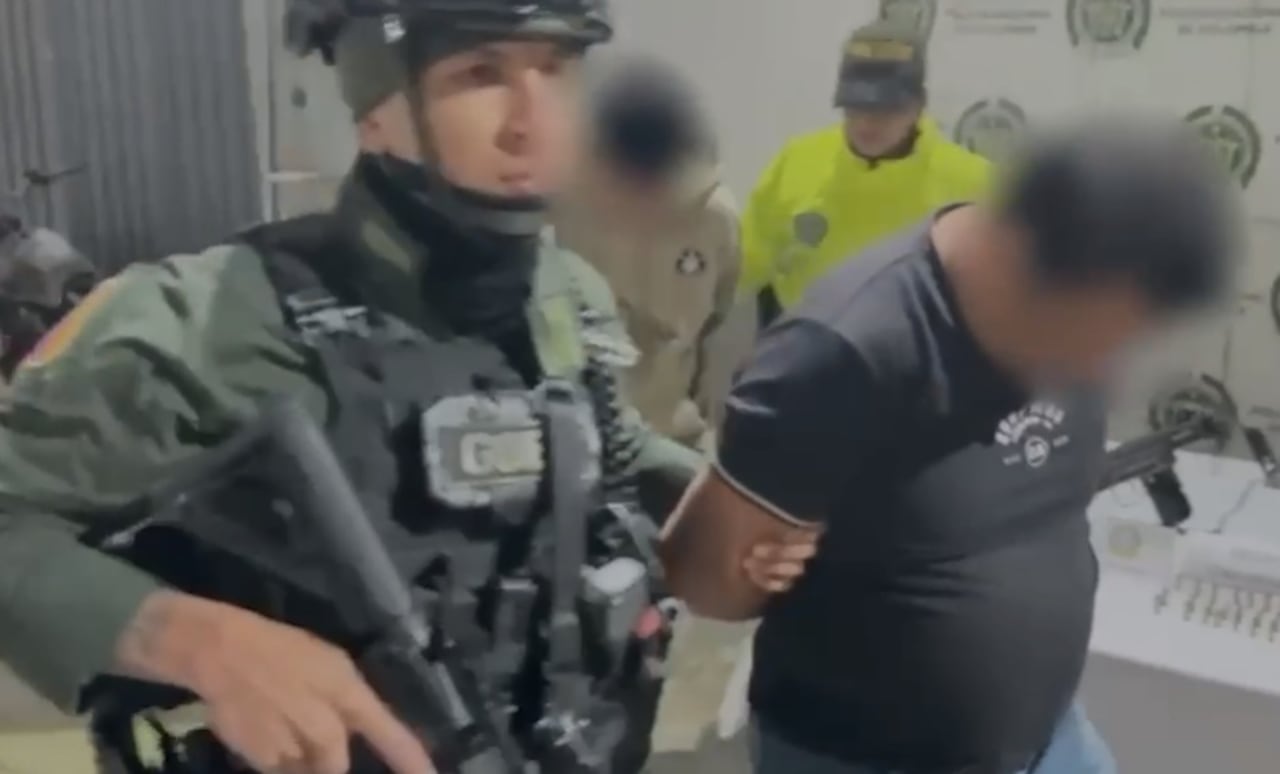 Durante los allanamientos, las autoridades decomisaron una subametralladora 9 milímetros, una pistola 9 milímetros y un revólver calibre 38, elementos clave para el avance de las investigaciones.