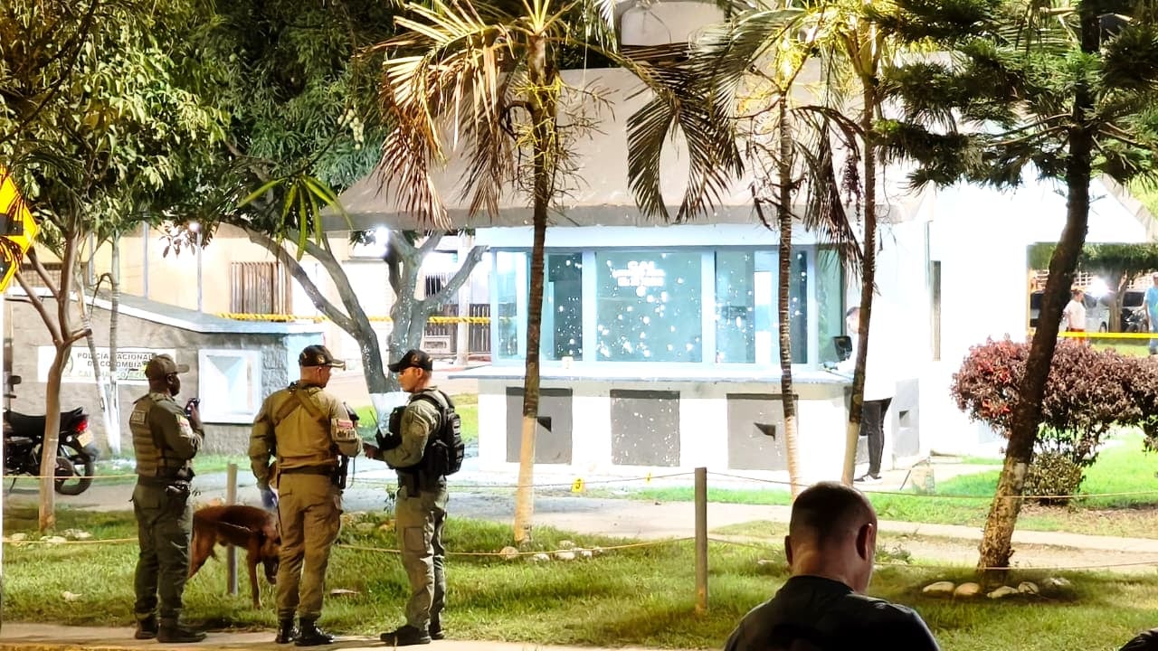 Autoridades aseguran el área del CAI de Charco Azul mientras continúan las labores de inspección tras la detonación.