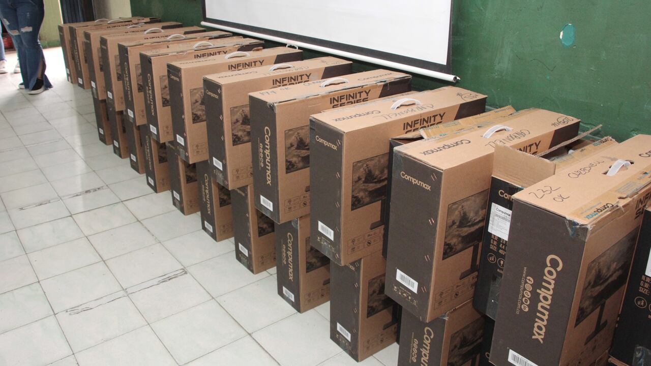 Cali fortalece su educación pública con entrega de computadores a instituciones públicas.