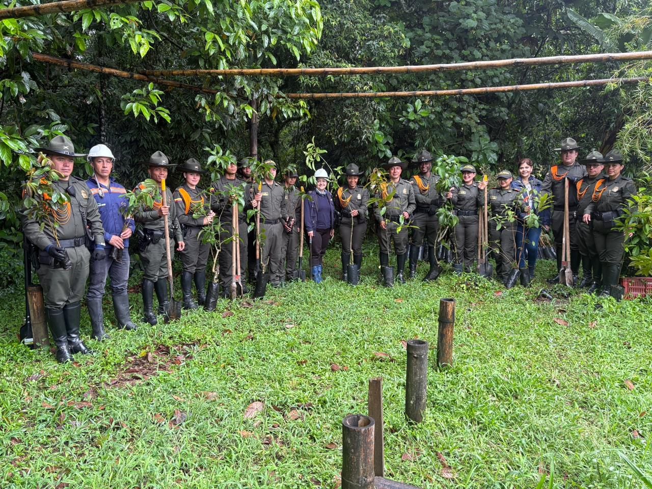 Integrantes de la Policía adelantaron una jornada de Protección Humedales en Popayán, Cauca.