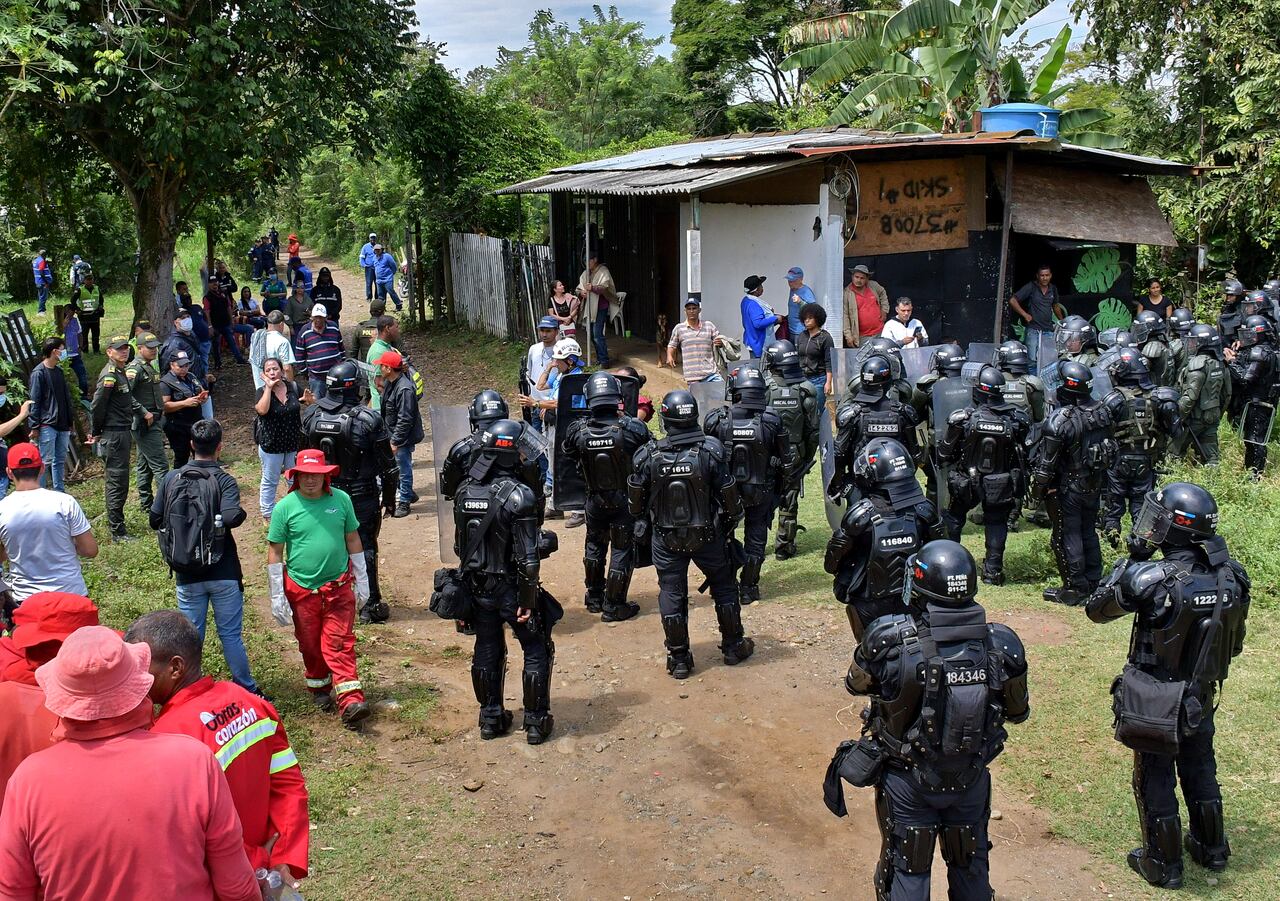 Autoridades de Cali realizaron el desalojo de un predio ubicado en la vía férrea entre Cali y Jamundí, el cual sería propiedad de Invías y que era ocupado irregularmente.