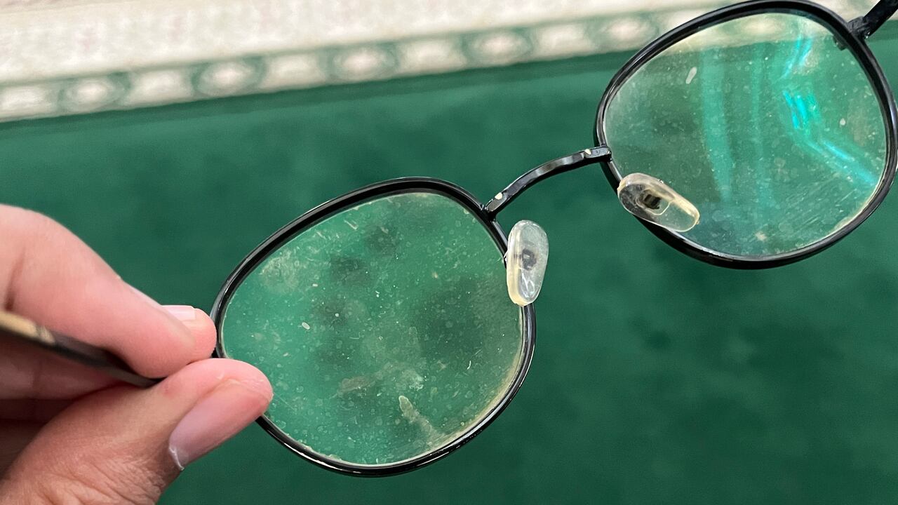 A medida que la búsqueda de métodos de limpieza caseros gana popularidad, la crema dental se destaca como una solución práctica y eficiente para restaurar la claridad de las lentes de las gafas.