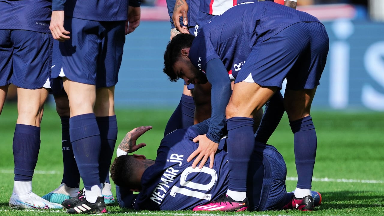 Neymar lesionado de su tobillo