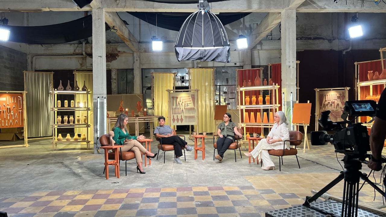 La nueva escenografía abandona el set doméstico clásico y se traslada a una bodega concebida como un taller en permanente construcción.