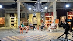 La nueva escenografía abandona el set doméstico clásico y se traslada a una bodega concebida como un taller en permanente construcción.