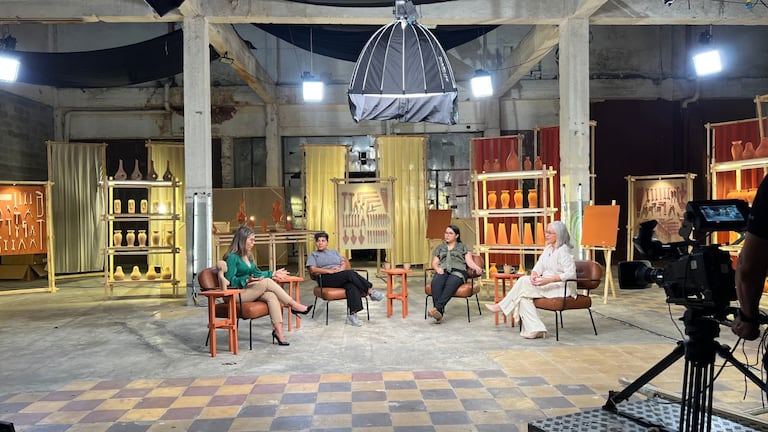 La nueva escenografía abandona el set doméstico clásico y se traslada a una bodega concebida como un taller en permanente construcción.