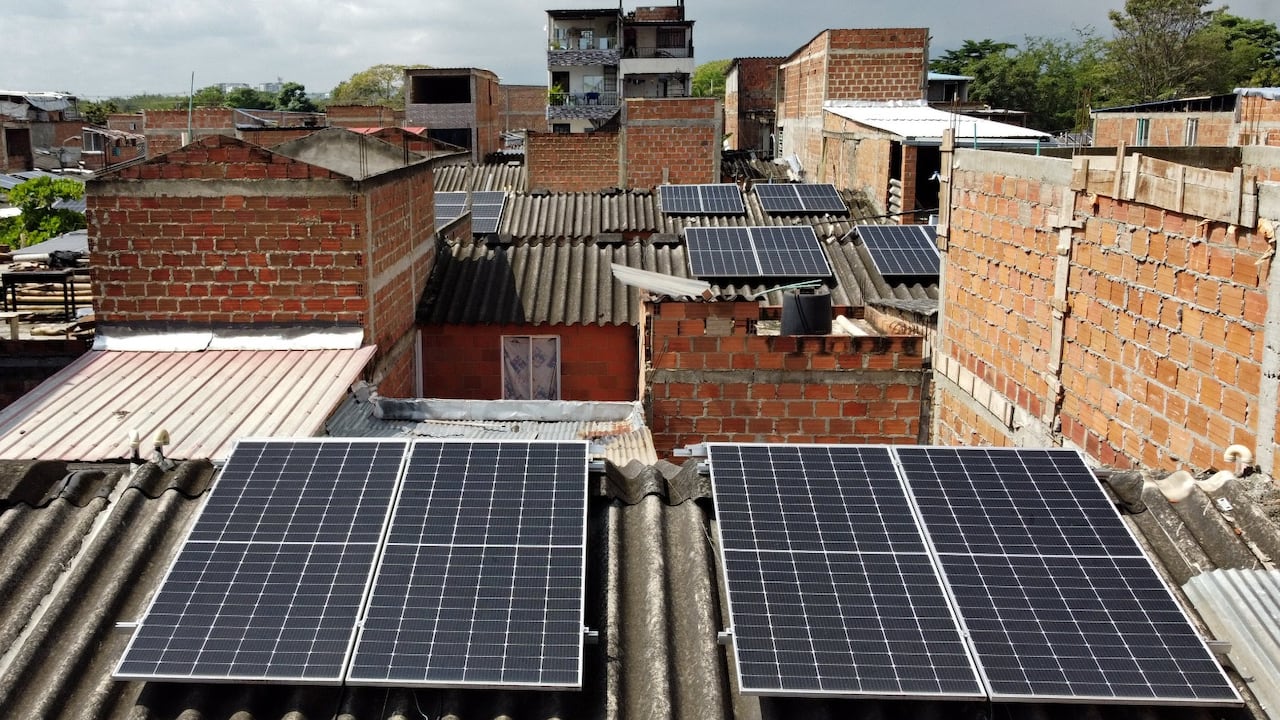 Paneles solares en Llano Verde, instalados por Emcali