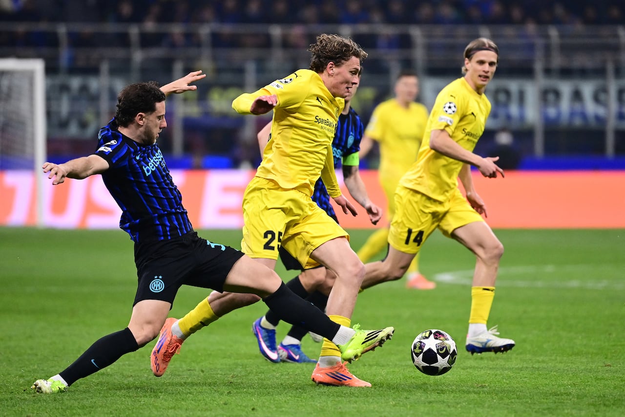 El defensa brasileño #30 del Inter de Milán, Carlos Augusto (izq.), y el defensa noruego #25 del Bodo/Glimt, Isak Maatta, durante el partido de vuelta de la eliminatoria de la Liga de Campeones de la UEFA entre el Inter de Milán y el Bodo/Glimt en el estadio San Siro de Milán, en el norte de Italia, el 24 de febrero de 2026. (Foto de PIERO CRUCIATTI / AFP)