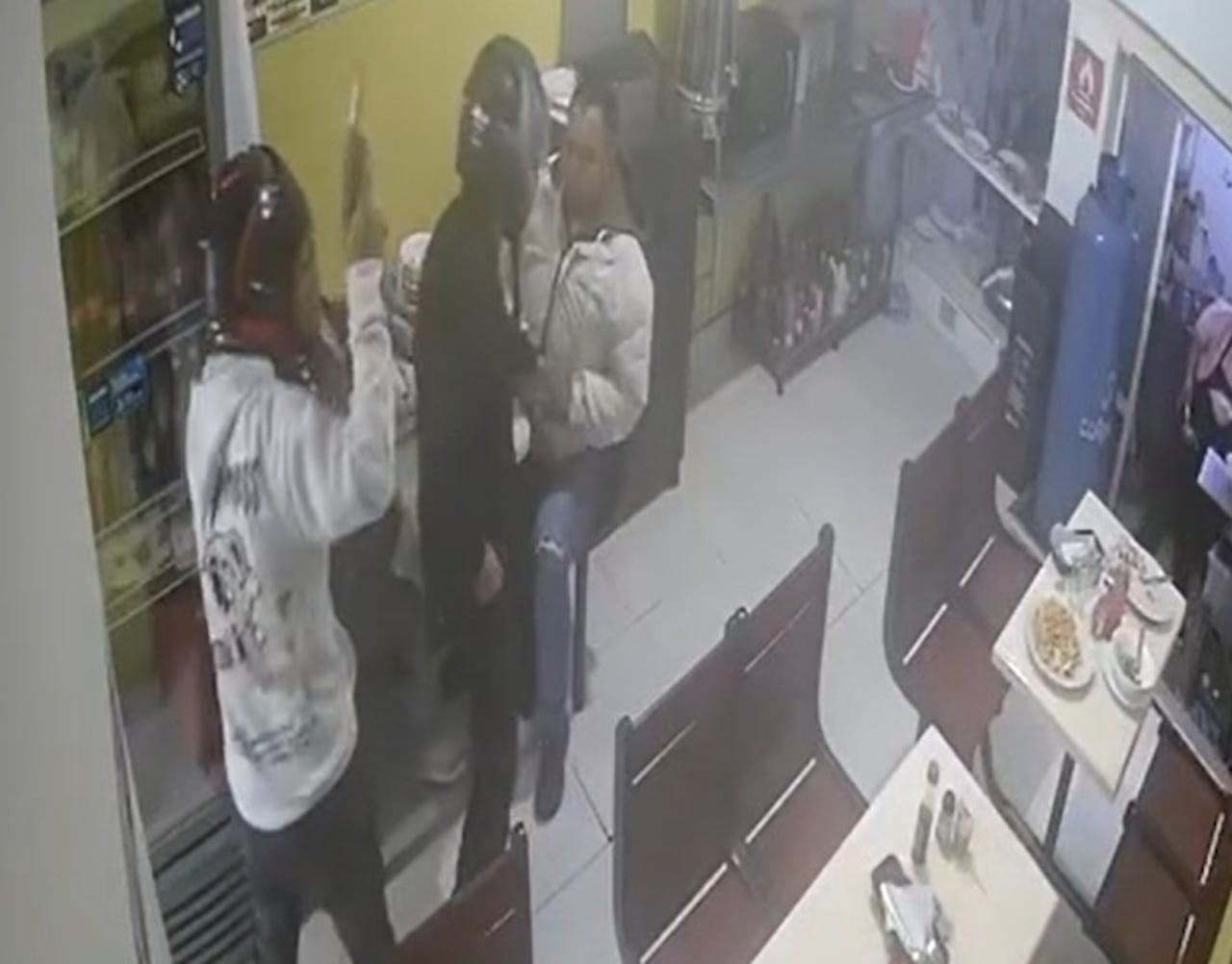 La víctima forcejeó con los dos sujetos, quienes empezaron a golpearlo con las armas de fuego, buscando quitarle el dinero.