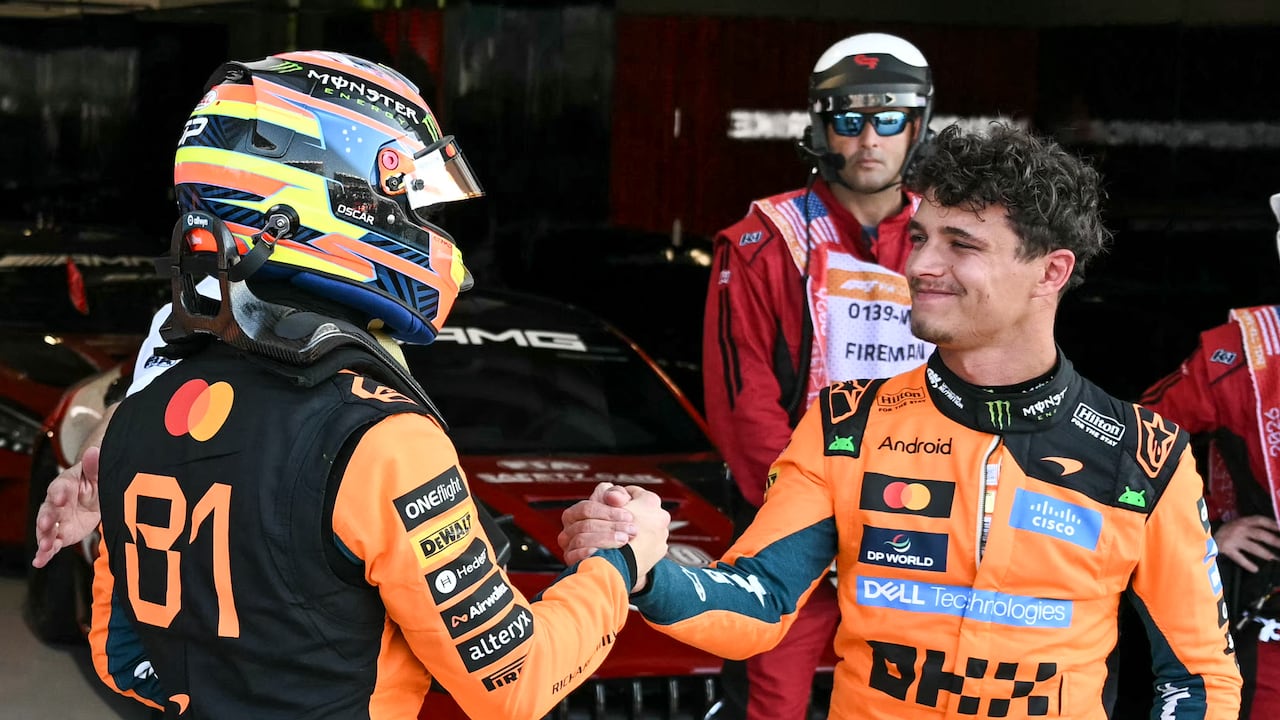 (I/D) El piloto australiano de McLaren, Oscar Piastri, estrecha la mano del piloto británico de McLaren, Lando Norris, después de que Norris consiguiera la pole position durante la sesión de clasificación Sprint previa al Gran Premio de Fórmula 1 de Miami de 2026 en el Autódromo Internacional de Miami en Miami Gardens, Florida, el 1 de mayo de 2026. (Foto de CHANDAN KHANNA / AFP)