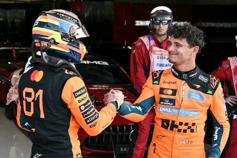 (I/D) El piloto australiano de McLaren, Oscar Piastri, estrecha la mano del piloto británico de McLaren, Lando Norris, después de que Norris consiguiera la pole position durante la sesión de clasificación Sprint previa al Gran Premio de Fórmula 1 de Miami de 2026 en el Autódromo Internacional de Miami en Miami Gardens, Florida, el 1 de mayo de 2026. (Foto de CHANDAN KHANNA / AFP)
