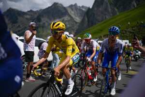 El australiano Jai Hindley, vestido con la camiseta amarilla de líder general, pedalea durante la sexta etapa de la carrera ciclista del Tour de Francia de más de 145 kilómetros (90 millas) con inicio en Tarbes y final en Cauterets-Cambasque, Francia, el jueves 6 de julio de 2023. (Foto AP/Thibault Camus)